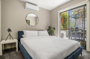 Chic 2-Bed Flat with Private Courtyard & BBQ